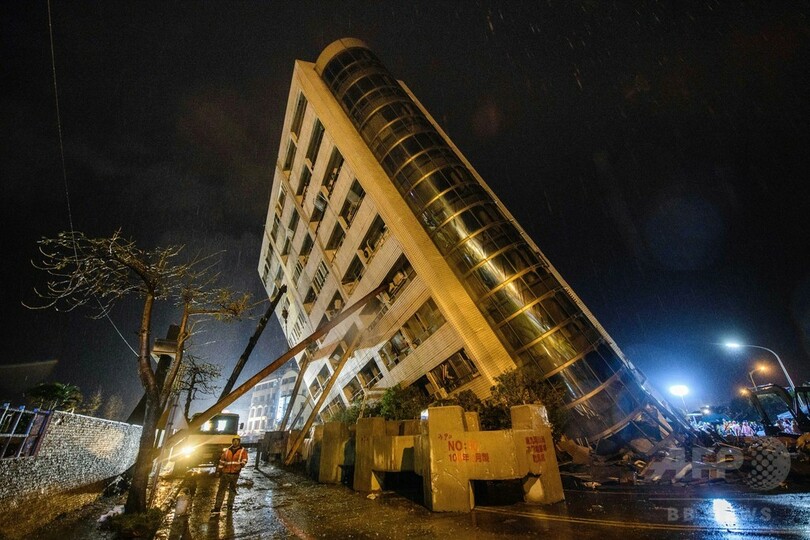 傾いたマンションから決死の脱出…台湾地震の生存者が語る 改装工事で強度ダウンか