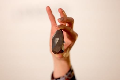 世界最大555.55カラットの黒ダイヤ、ドバイで初公開 競売へ 写真13枚