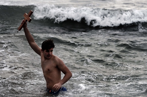 十字架めがけて海へ、ギリシャ正教の公現祭 写真15枚 国際ニュース