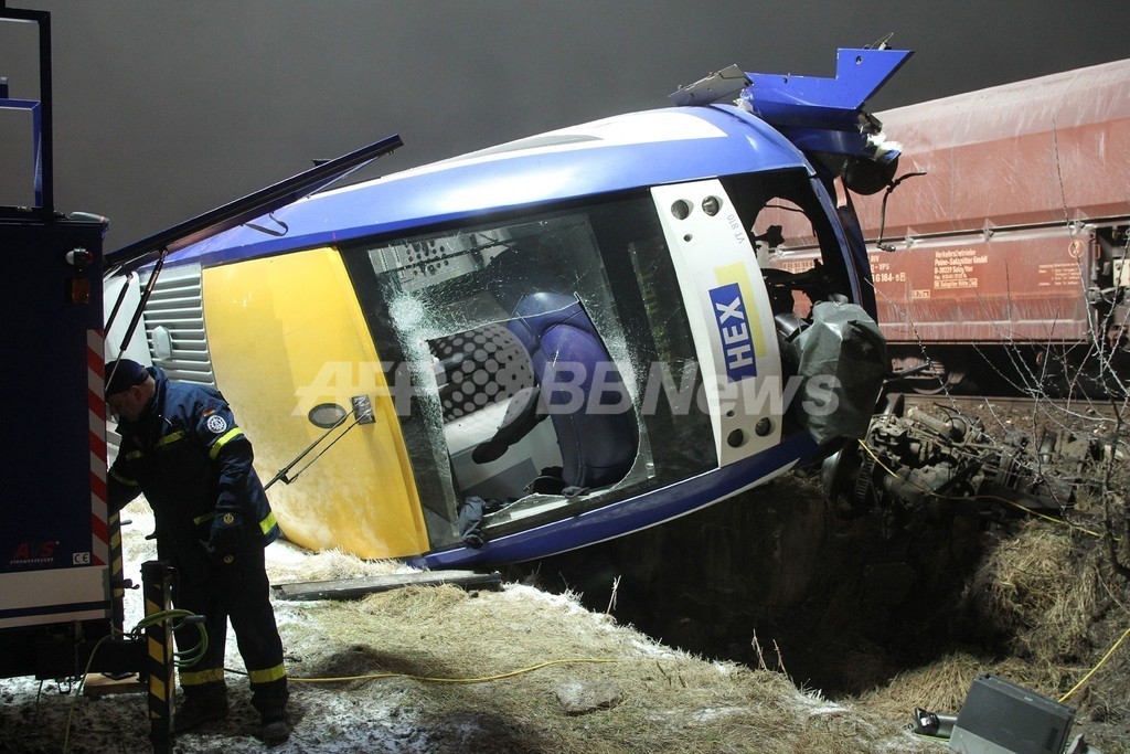 ドイツで旅客列車と貨物列車が衝突、10人死亡 ドイツで旅客列車と貨物列車が衝突、10人死亡