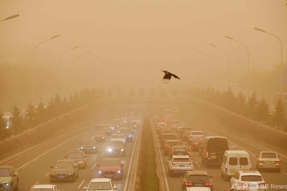 「まるで世界の終わり」 黄砂に覆われる北京