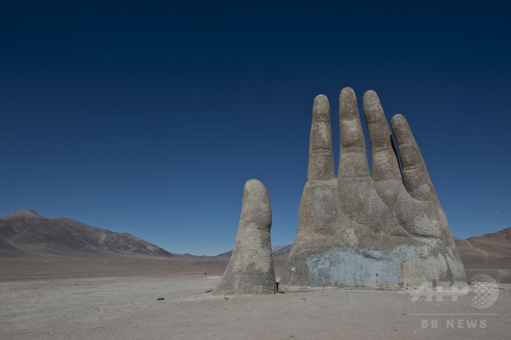 地中からニョキッ!チリの砂漠に巨大な手 写真10枚 国際ニュース：AFPBB