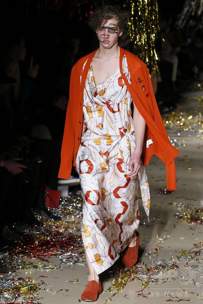 「ユニセックス」にまとう服、「ヴィヴィアン・ウエストウッド ゴールドレーベル」15/16秋冬