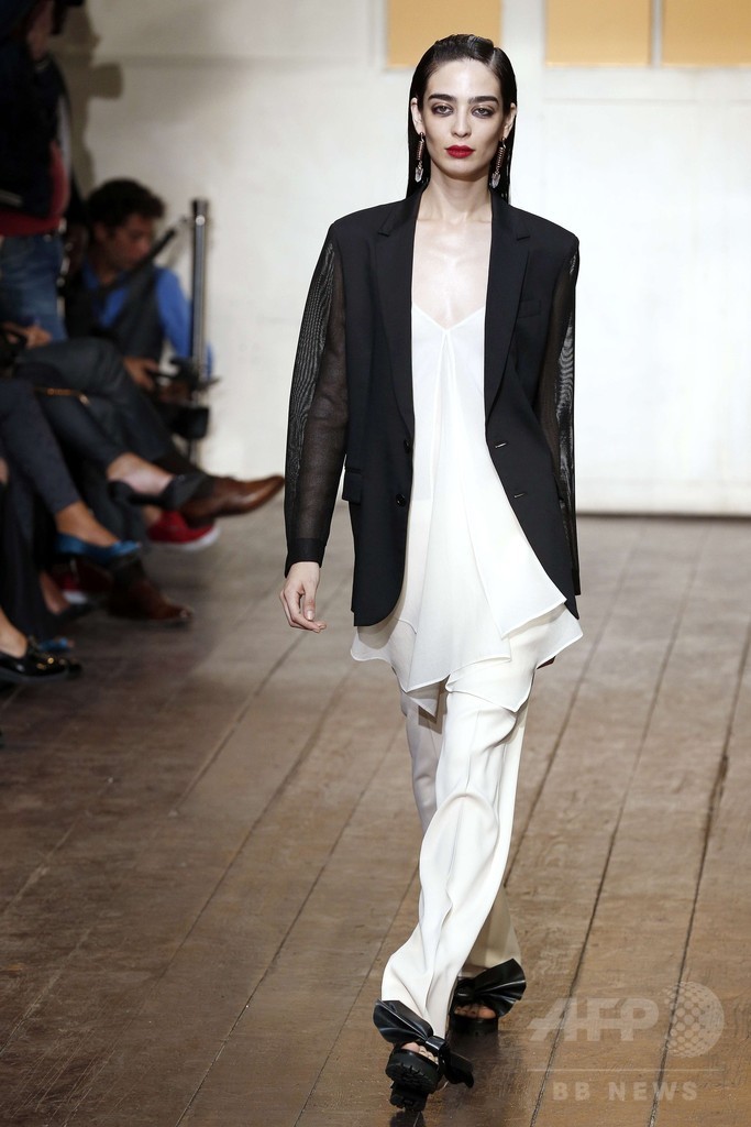 丁寧なテイラリングにプリーツで動きを、「セドリック・シャルリエ」15年春夏