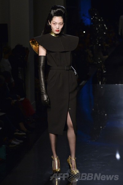 「ひげ面の女装歌手」も登場、J.P.ゴルチエ14/15年秋冬オートクチュール