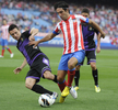 12-13スペイン1部リーグは23日、第5節の試合が各地で行われ、アトレティコ・マドリード（Atletico de Madrid）は2-1でレアル・バジャドリード（Real Valladolid）に勝利した。

レアル・バジャドリードのアントニオ・ルカビナ（Antonio Rukavina、左）とボールを競るアトレティコ・マドリードのアルダ・トゥラン（Arda Turan、2012年9月23日撮影）。(c)AFP/DOMINIQUE FAGET