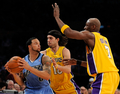 08-09NBA西カンファレンスプレーオフ1回戦、ロサンゼルス・レイカーズ（%%Los Angeles Lakers%%）対ユタ・ジャズ（%%Utah Jazz%%）第5戦。試合はレイカーズが107-96で勝利し、通算戦績を4勝1敗として同準決勝に進んだ。レイカーズは、コービー・ブライアント（%%Kobe Bryant%%）が両チーム最多の31得点を奪って勝利し、5戦目でジャズとのプレーオフ1回戦を制した。写真はレイカーズのサーシャ・ブヤチッチ（%%Sasha Vujacic%%、中央）とラマー・オドム（%%Lamar Odom%%、右）からダブルチーム・ディフェンスを受けるジャズのデロン・ウィリアムス（%%Deron Williams%%）。（2009年4月27日撮影）(c)AFP/Getty Images/Kevork Djansezian