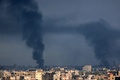 イスラエル軍に爆撃されるパレスチナ自治区ガザ地区ラファ（2024年1月29日撮影）。(c)AFP