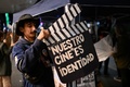 アルゼンチンの首都ブエノスアイレスで、ハビエル・ミレイ政権の緊縮財政策が映画・文化業界に影響を及ぼすとして、抗議デモを行う男性（2024年4月17日撮影）。(c)LUIS ROBAYO / AFP