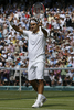 テニス、ウィンブルドン選手権（%%The Championships Wimbledon 2009%%）男子シングルス準決勝。大会第2シードのロジャー・フェデラー（%%Roger Federer%%、スイス）は、大会第24シードのトミー・ハース（%%Tommy Haas%%、ドイツ）と対戦。フェデラーは7-6、7-5、6-3のストレートでハースを退け、グランドスラム（4大大会）では通算20度目、ウィンブルドンでは7年連続となる決勝進出を果たした。写真は試合に勝利し観衆の声援に応えるロジャー・フェデラー。（2009年7月3日撮影）(c)AFP/GLYN KIRK