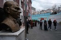 トルコ建国の父ムスタファ・ケマル・アタチュルク初代大統領の彫像の横を通りイスタンブール市内の投票所に向かう人々（2019年3月31日撮影）。(c)Yasin AKGUL / AFP