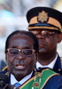 ジンバブエの首都ハラレ（Harare）で22日、先の大統領選挙で再選したロバート・ムガベ（Robert Mugabe）大統領（89）の就任宣誓式が行われ、会場となった6万人収容の競技場はムガベ氏の支持者で埋め尽くされた。ムガベ大統領の新たな任期は5年。

写真は、就任演説に臨むムガベ大統領（2013年8月22日撮影）。(c)AFP/ALEXANDER JOE