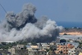 イスラエル軍の攻撃を受け立ち上る煙。パレスチナ自治区ガザ南部のラファ（2023年10月16日撮影）。(c)SAID KHATIB / AFP