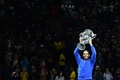 男子テニス、2019年シーズンの表彰式で年間1位のトロフィーを掲げるラファエル・ナダル（2019年11月15日撮影）。(c)Glyn KIRK / AFP