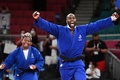 東京五輪、柔道混合団体決勝。優勝を喜ぶフランスのテディ・リネール（右、2021年7月31日撮影）。(c)Franck FIFE / AFP