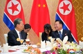 北朝鮮・平壌で行われた歓迎晩さん会で言葉を交わす最高人民会議の崔竜海（チェ・リョンヘ）常任委員長（右）と中国の趙楽際・全人代常務委員長。朝鮮中央通信提供（2024年4月11日撮影、12日提供）。(c)KCNA VIA KNS / AFP