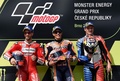 世界ロードレース選手権、第10戦チェコGP、MotoGPクラス決勝。表彰式に臨む（左から）ドゥカティのアンドレア・ドビツィオーゾ、レプソル・ホンダのマルク・マルケス、アルマ・プラマック・レーシングのジャック・ミラー（2019年8月4日撮影）。(c)Michal CIZEK / AFP