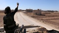 シリア北部ダビク西郊の村に武装車両で入り、ポーズをとる反体制派戦闘員（2016年10月16日撮影）。(c)AFP/Nazeer al-Khatib