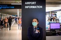 マスクを着けた空港職員。タイ・バンコクで（2020年2月9日撮影、資料写真）。(c)Mladen ANTONOV / AFP