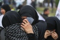 イラクの首都バグダッドで、イラン革命防衛隊のガセム・ソレイマニ司令官と人民動員隊のアブ・マフディ・ムハンディス副司令官の葬列に加わった、人民動員隊や親イラン派武装組織「神の党旅団（カタイブ・ヒズボラ）」の支持者ら（2020年1月4日撮影）。(c)AFP/Ahmad AL-RUBAYE