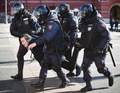 ロシア・モスクワ中心部で、拘束されるウクライナ侵攻に抗議するデモの参加者（2022年3月13日撮影）。(c)AFP