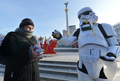 ウクライナの首都キエフ（Kiev）の独立広場に20日、人気映画『スター・ウォーズ（Star Wars）』シリーズに登場する悪役ダース・ベイダー（Darth Vader）が帝国軍兵士ストームトルーパーを伴って現れ、道行く人々に翌21日の「世界終末の日」から逃れられる「宇宙船の乗船チケット」を、缶詰やマッチ、コンドーム、トイレットペーパー、せっけん、電球などと一緒に配った。

このダースベイダーたち、実は同国の政党「ウクライナ・インターネット党（Ukrainian Internet Party）」の活動家。同党では何らかのアピール行動を起こす際、ダースベイダーやストームトルーパーの格好をするのが恒例となっている。

5000年以上続いてきた古代マヤ文明の「長期暦」が21日に区切りを迎えるにあたり、世界各地では「世界が滅亡する」と信じる一部の人々が話題となっている（2012年12月20日撮影）。(c)AFP/SERGEI SUPINSKY