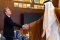 カタール・ルサイルで、タミム・ビン・ハマド・サーニ首長（右）と会談するアントニー・ブリンケン米国務長官（2023年10月13日撮影）。(c)Jacquelyn Martin / POOL / AFP