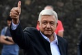 メキシコの首都メキシコ市で、大統領選で自身に投票した後、親指を上げてポーズを取るアンドレス・ロペスオブラドール元メキシコ市長（2018年7月1日撮影）。(c)AFP PHOTO / RONALDO SCHEMIDT