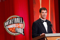 2009年のバスケットボール殿堂（%%Basketball Hall of Fame%%）入り式典が11日、マサチューセッツ（Massachusetts）州スプリングフィールド（springfield）のシンフォニーホール（Symphony Hall）で行なわれ、マイケル・ジョーダン（%%Michael Jordan%%）氏らが殿堂入りした。写真は殿堂入りを果たし、式典でスピーチを行なうジョン・ストックトン（%%John Stockton%%）氏。（2009年9月11日撮影）(c)AFP/Getty Images/Jim Rogash