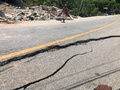 地震に見舞われたハイチ南西部レカイで、道路に入った亀裂（2021年8月15日撮影）。(c)Stanley LOUIS / AFP