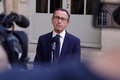 仏パリで記者団に向かって話す共和党のブリュノ・ルタイヨー上院議員（2023年7月3日撮影）。(c)Geoffroy VAN DER HASSELT / AFP