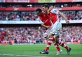 14-15イングランド・プレミアリーグ第1節、アーセナル（Arsenal）対クリスタルパレス（Crystal Palace）。同点ゴールを決めてチームメートのサンティ・カソルラ（Santi Cazorla）と喜びを分かち合うアーセナルのローラン・コシールニー（Laurent Koscielny、2014年8月16日撮影）。(c)AFP/CARL COURT