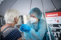ドイツの首都ベルリンの新型コロナウイルス検査場（2021年7月30日撮影）。(c)STEFANIE LOOS / AFP