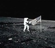 月面上に掲げられた米国旗のそばに立つ、アポロ12号（Apollo 12）のピート・コンラッド（Pete Conrad）宇宙飛行士（1969年11月19日撮影）。(c)AFP/NASA