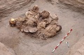 ペルーのチルカで発見された約800年前の遺骨と副葬品。ガス会社カリダ提供（2021年9月17日撮影）。(c)AFP PHOTO / CALIDDA / Jesus BAHAMONDE