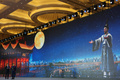 「中国宇宙デー2024」メイン会場のオープニングセレモニーで、大スクリーンに映し出され、来賓たちと対話する屈原AIイメージ画像（2024年4月24日撮影、資料写真）(c)CNS/崔南