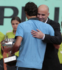 全仏オープンテニス2009（%%French Open 2009%%）男子シングルス決勝。大会第2シードのロジャー・フェデラー（%%Roger Federer%%、スイス）は、大会第23シードのロビン・ソデルリング（%%Robin Soderling%%、スウェーデン）と対戦。フェデラーは6-1、7-6、6-4で全仏初優勝を果たし、ピート・サンプラス（%%Pete Sampras%%、米国）氏の持つグランドスラム最多優勝記録（14勝）に並ぶと同時に、史上6人目の生涯グランドスラム（4大大会全制覇）を達成した。写真は表彰式でアンドレ・アガシ（%%Andre Agassi%%）氏から祝福されるロジャー・フェデラー（左）。（2009年6月7日撮影）(c)AFP/JACQUES DEMARTHON