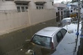 インド・ハイデラバードで豪雨により一部が水につかった自動車（2020年10月15日撮影）。(c)NOAH SEELAM / AFP