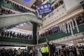 香港のショッピングモールで、民主派の抗議デモに参加する人々（2020年6月12日撮影）。(c)DALE DE LA REY / AFP