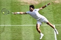 テニス、ウィンブルドン選手権、男子シングルス決勝。リターンを打つカルロス・アルカラス（2023年7月16日撮影）。(c)SEBASTIEN BOZON / AFP