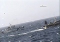 アルゼンチン・プエルトマドリン沖で、同国の沿岸警備隊によって撃沈された中国漁船（右）。沿岸警備隊ウェブサイトで公開された映像より（2016年3月15日公開）。(c)AFP/PREFECTURA NAVAL/HO