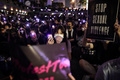 警察が女性の民主派デモ参加者らに性的暴行を加えたとされる事件に抗議する「#MeToo」デモの参加者ら。香港で（2019年8月28日撮影）。(c)Lillian SUWANRUMPHA / AFP