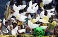 都内で2日、脱原発を求める大規模な集会とデモ行進が行われた。芝公園で行われた集会には主催者発表で東日本大震災による原発事故の被災者やノーベル賞作家の大江健三郎（Kenzaburo Oe）さんら7500人が参加。その後、参加者らは東京電力（TEPCO）本社前などを通るデモ行進を行った。

写真は、デモに参加する大江健三郎さん（前列左）と落合恵子（Keiko Ochiai）さん（同中央、2013年6月2日撮影）。(c)AFP/TOSHIFUMI KITAMURA