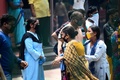 インドの首都ニューデリーにある火葬場で、コロナ犠牲者の火葬を見つめる遺族や友人ら（2020年6月3日撮影）。(c)AFP/Sajjad  HUSSAIN