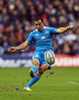 ラグビーシックスネイションズ（Six Nations Rugby 2013）は9日、第2週の2試合が行われ、スコットランドが34-10でイタリアを下した。

ペナルティーキックを狙うイタリアのルチアーノ・オルケラ（Luciano Orquera、2013年2月9日撮影）。(c)AFP/IAN MACNICOL