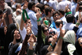 イラン・テヘラン（Tehran）のテヘラン大学前で、アクバル・ハシェミ・ラフサンジャニ（Akbar Hashemi Rafsanjani）元大統領の演説後に、抗議デモを行う野党支持者たち（2009年7月17日撮影）。(c)AFP/POYA PORHEDARI