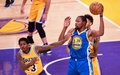 16-17NBA、ロサンゼルス・レイカーズ対ゴールデンステイト・ウォリアーズ。パスを狙うゴールデンステイト・ウォリアーズのケビン・デュラント（2016年11月4日撮影）。(c)AFP/Frederic J. BROWN