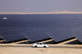 アラブ首長国連邦（UAE）の首都アブダビに設置された太陽光パネル（2023年1月31日撮影）。(c)Karim SAHIB / AFP