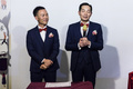 香港で行った結婚式でスピーチをするC・P・ソーさん（右）とアルビン・チャンさん（2018年5月5日撮影）。(c)AFP PHOTO / Dale DE LA REY