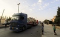 シリア・カーミシュリーで、北部ラッカで戦うシリア民主軍に向けて米国製の装甲車両や武器を運ぶ大型トラックの車列（2017年9月19日撮影）。(c)AFP/DELIL SOULEIMAN
